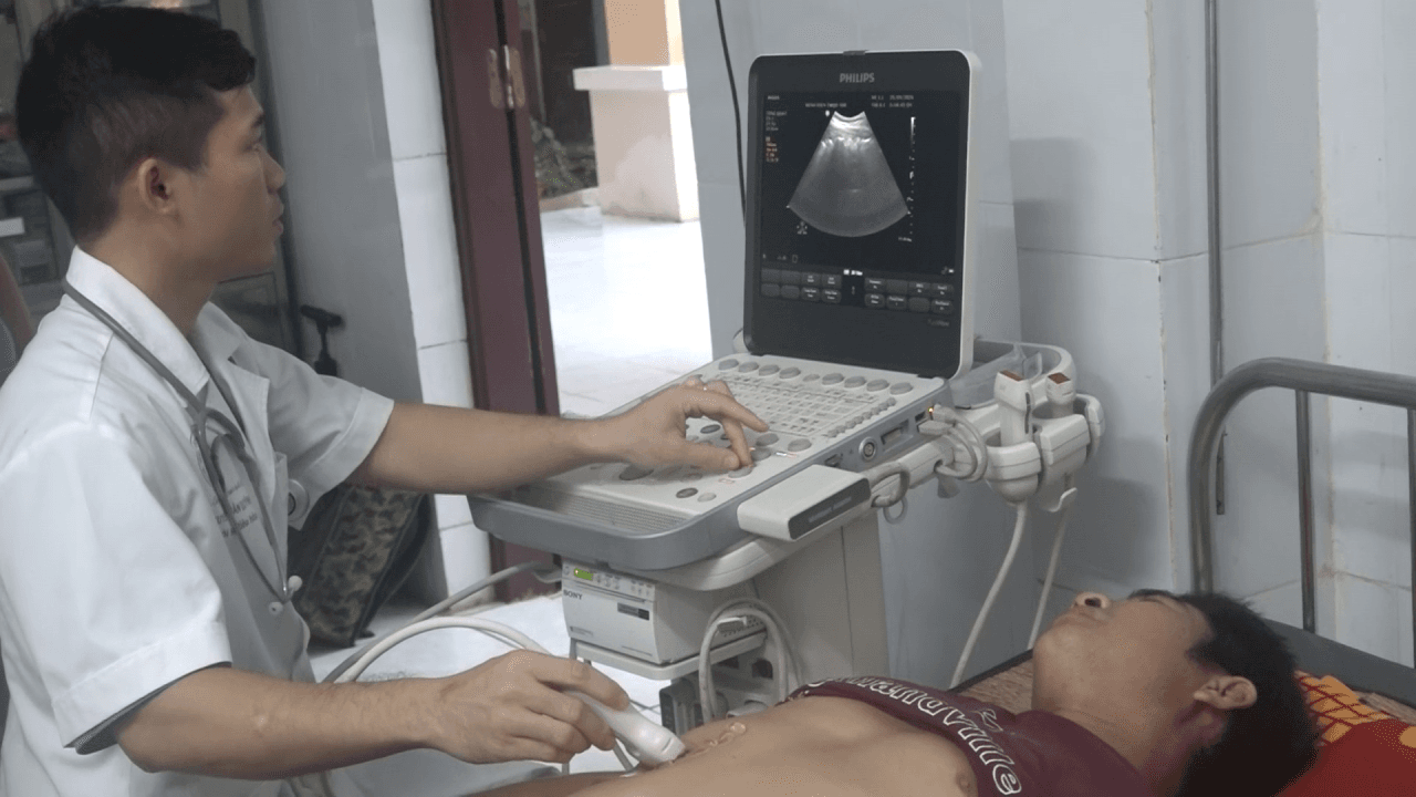 Đảo Song Tử Tây cấp cứu ngư dân bị bệnh trên biển