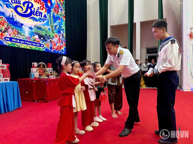 Lữ đoàn 682 tổ chức Tết Trung thu “Vầng trăng của biển”