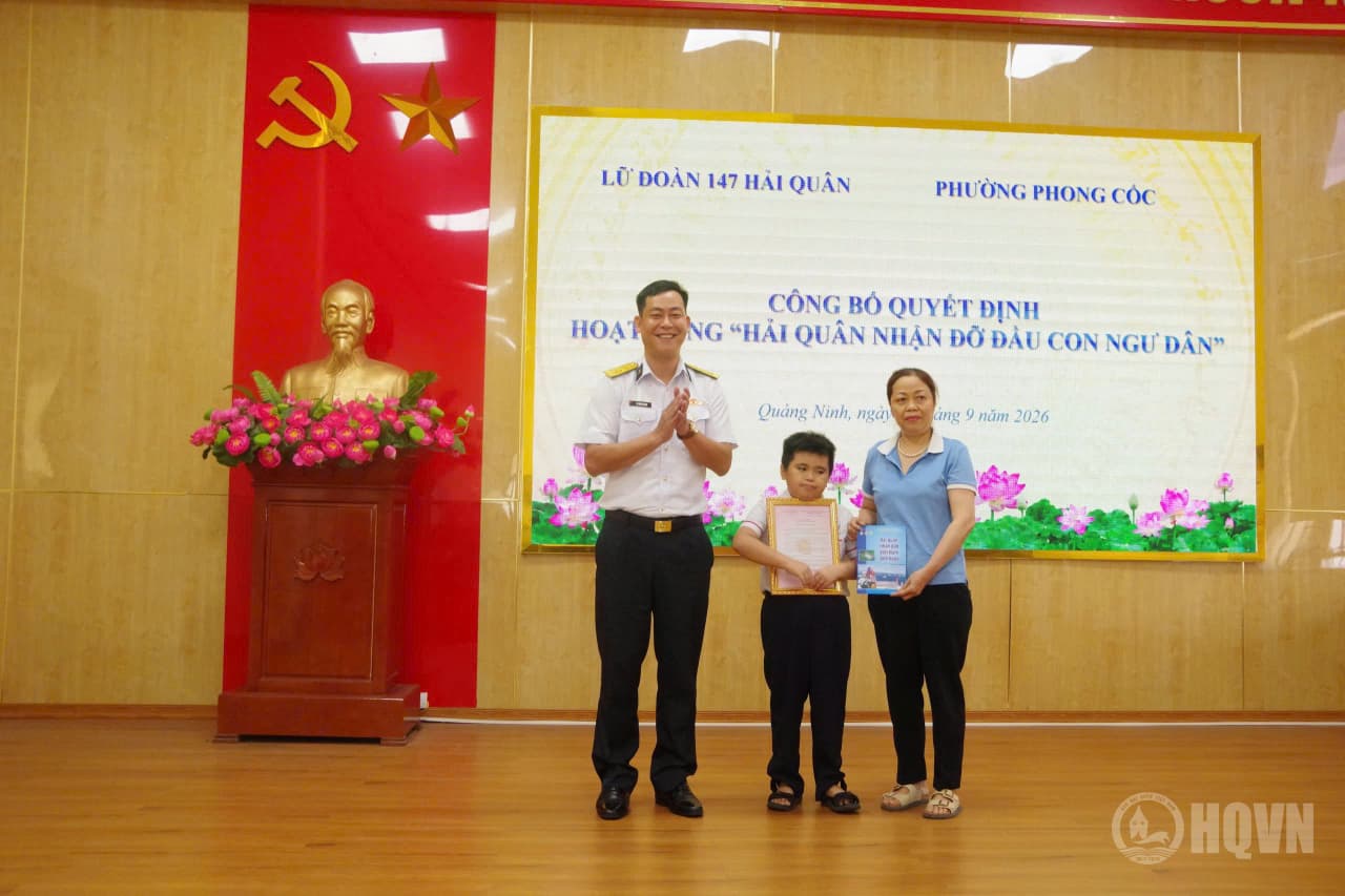 Lữ đoàn 147 trao quyết định “Hải quân nhận đỡ đầu con ngư dân”