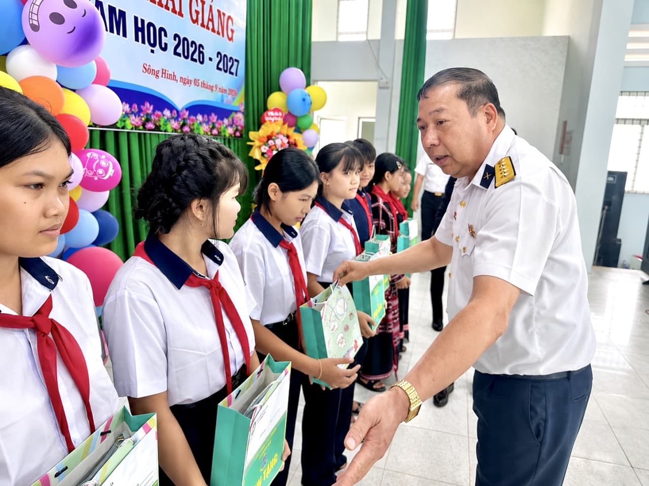 Lữ đoàn 682 tặng quà học sinh có hoàn cảnh khó khăn xã Sông Hinh