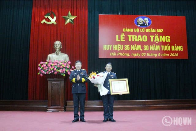 Lữ đoàn 602 trao tặng Huy hiệu 35 năm và 30 năm tuổi Đảng