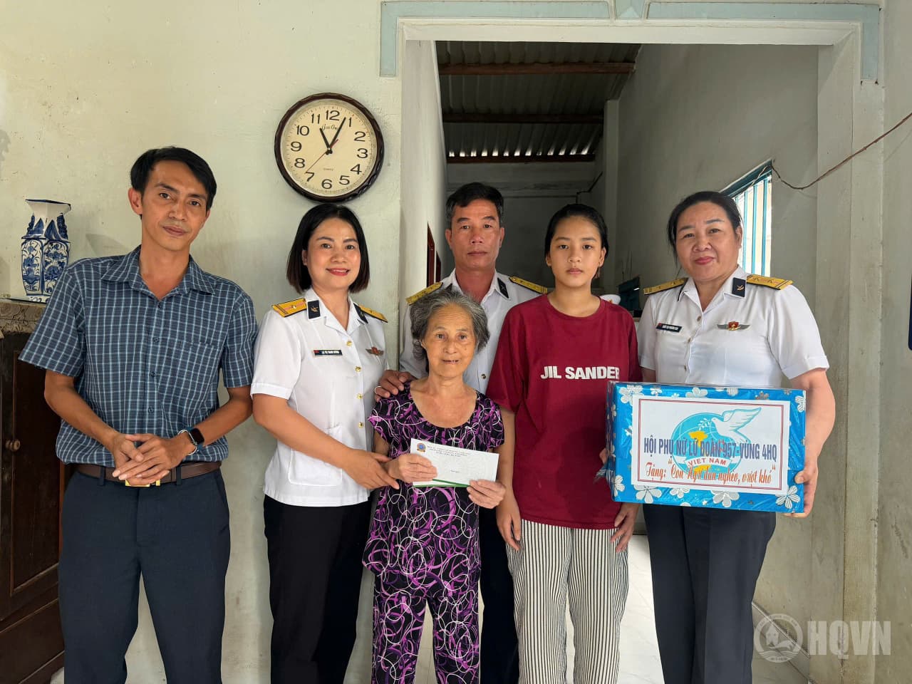 Lữ đoàn 957 đồng hành cùng con ngư dân trước năm học mới