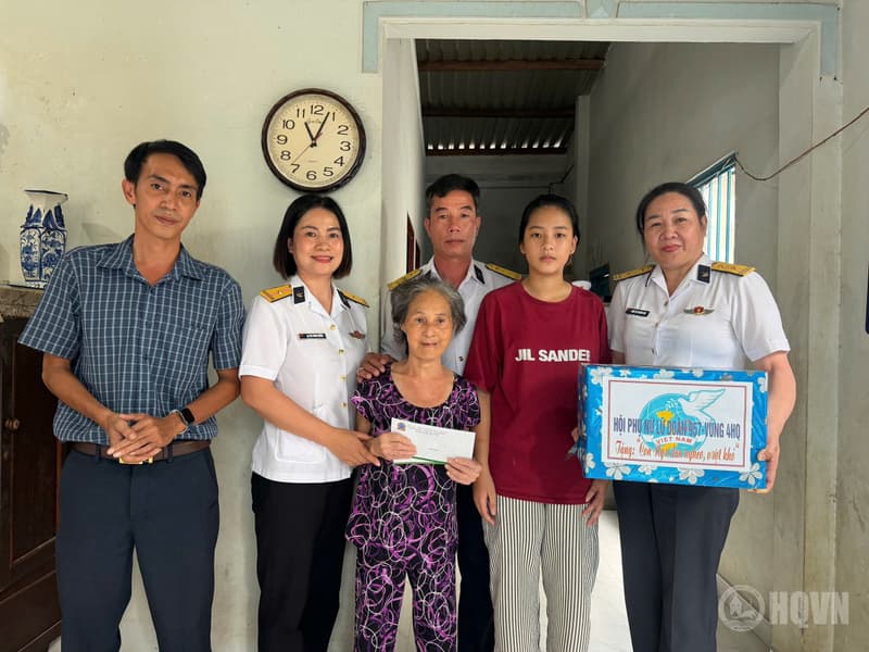 Lữ đoàn 957 đồng hành cùng con ngư dân trước năm học mới