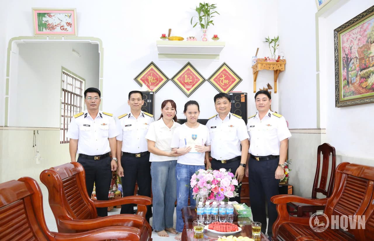 Chính ủy Vùng 4 thăm, tặng quà con quân nhân dịp khai giảng năm học mới