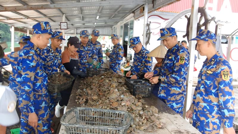 Lữ đoàn 170 giúp đỡ ngư dân trên biển