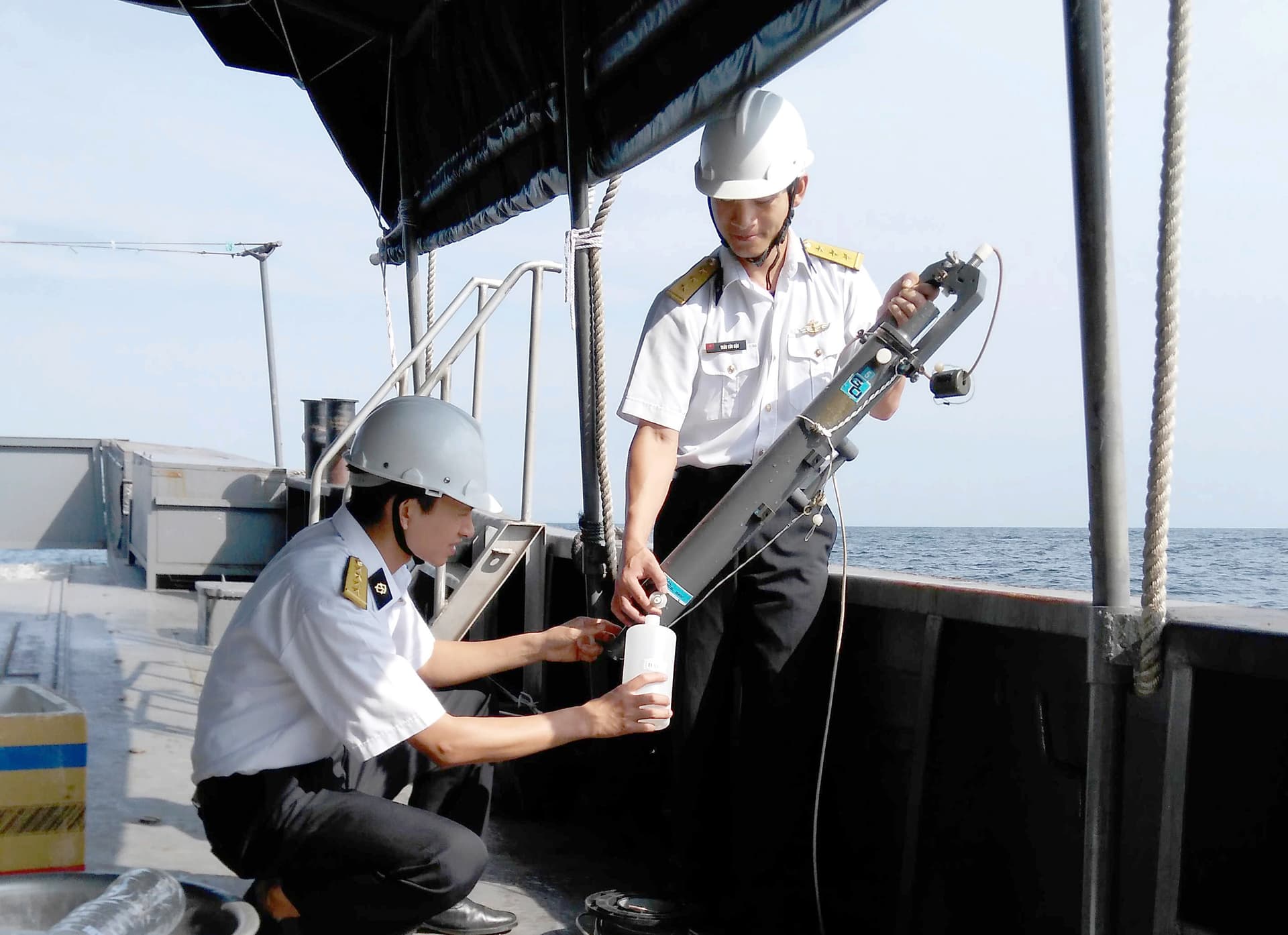 Những người góp phần giữ “môi trường xanh” cho biển, đảo Tổ quốc