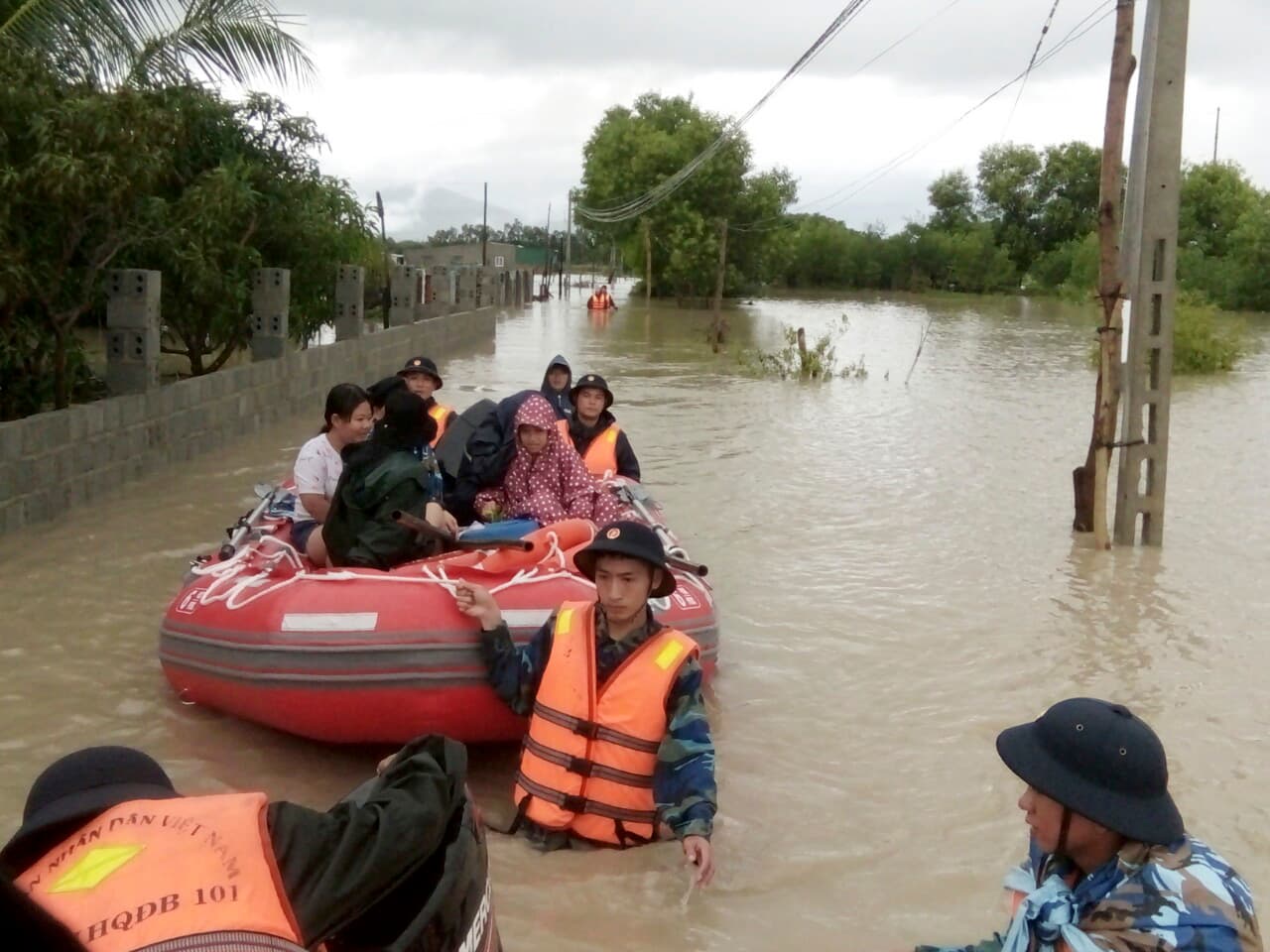 Lữ đoàn 101 cử 50 cán bộ, chiến  sĩ  giúp nhân dân phường Cam Nghĩa tránh lũ