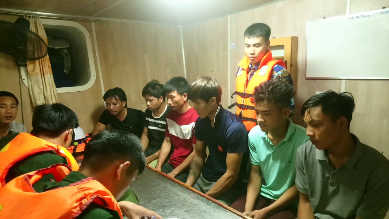 Tàu 967, Hải đoàn 128 Hải quân: Phối hợp đưa 8 ngư dân bị nạn trên biển cập cảng Hòn La an toàn