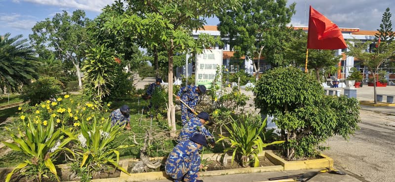 Tuổi trẻ Lữ đoàn 957 tham gia "Ngày thứ Bảy tình nguyện"