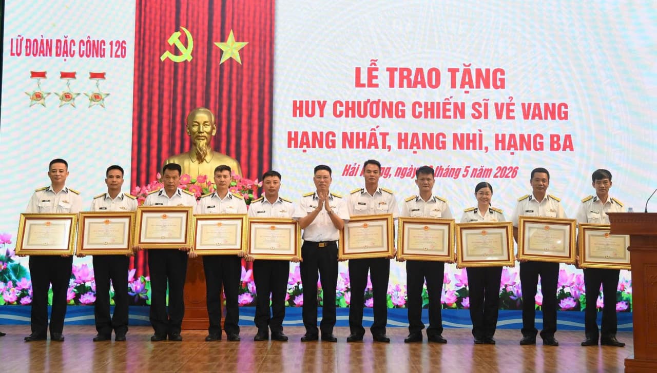 Lữ đoàn 126 trao tặng Huy chương Chiến sĩ vẻ vang