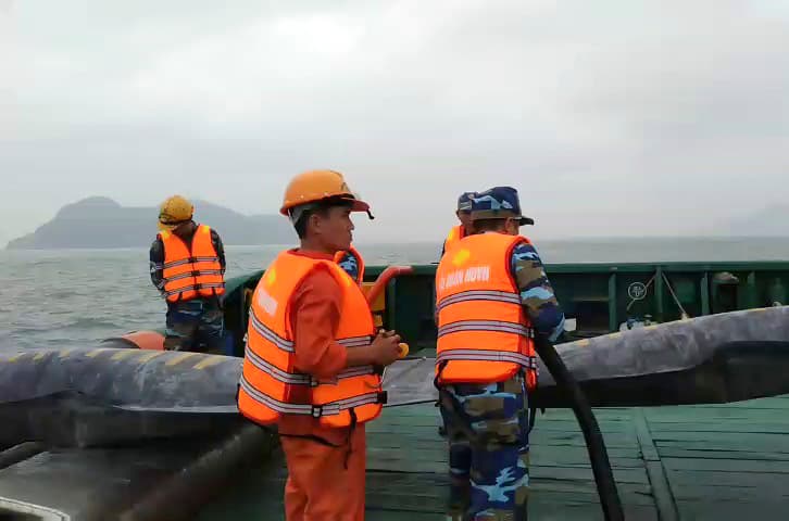 Tàu 926 và 704 đã thả 500 mét phao sẵn sàng ứng phó sự cố tràn dầu tại Hà Tĩnh