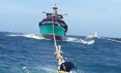 Tàu KN 416 kéo tàu cá Quảng Ngãi từ đảo Song Tử Tây vào bờ