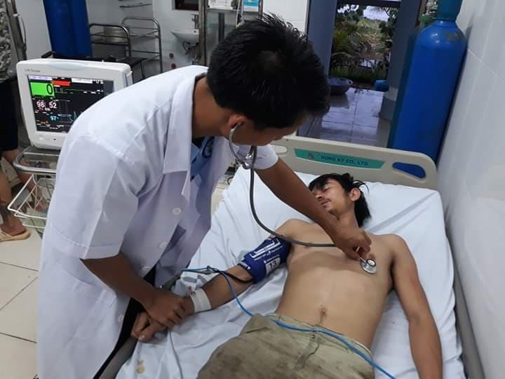 4 ngư dân bị ngộ độc thực phẩm được Trung tâm Y tế Trường Sa cấp cứu kịp thời