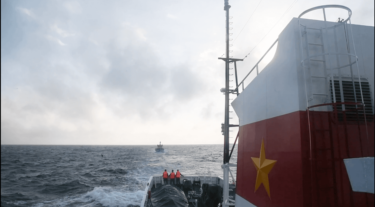 Tàu 471 cứu kéo tàu cá Bình Định bị nạn về đất liền