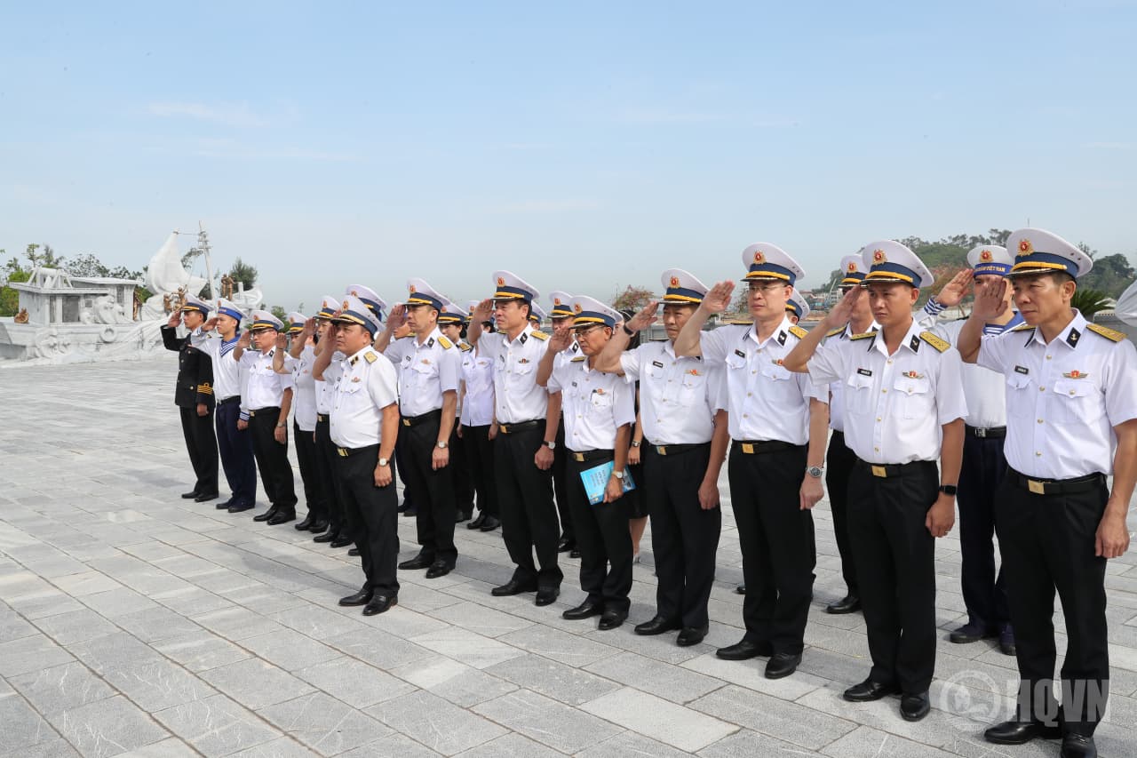 Đoàn đại biểu Quân chủng Hải quân dâng hương tại Di tích Quốc gia đặc biệt Bến K15