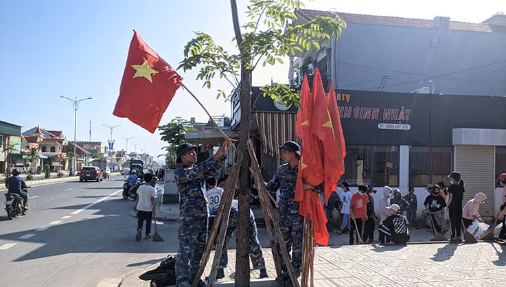 Tuổi trẻ Tiểu đoàn 158 phối hợp lao động tình nguyện