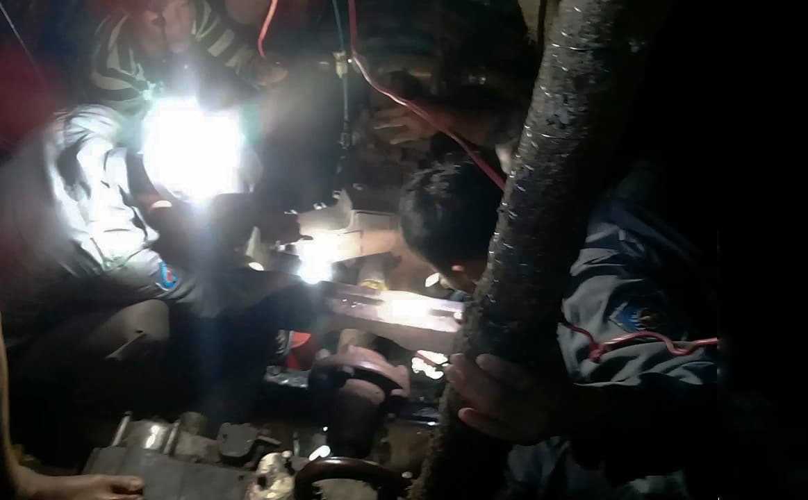 Tàu KN 267 cứu kéo tàu cá Tiền Giang trôi dạt gần đường phân định Việt Nam-Indonesia