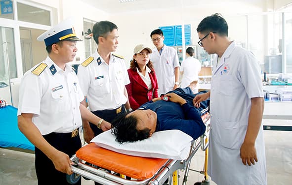 Dùng tàu Hải quân đưa ngư dân thoát vị đĩa đệm vào bờ điều trị