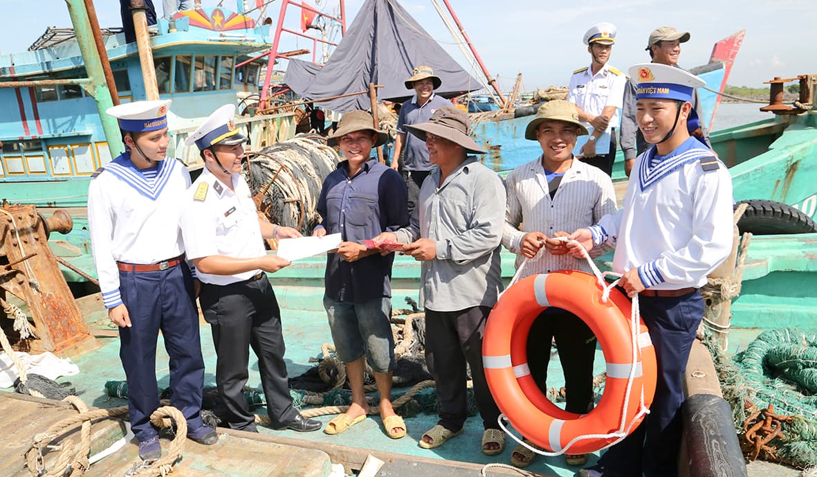 Lễ phát động Chương trình “Hải quân Việt Nam làm điểm tựa cho ngư dân vươn khơi, bám biển”