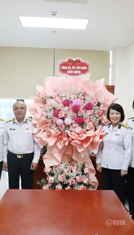 Phó Chính ủy Hải quân chúc mừng cán bộ, hội viên phụ nữ