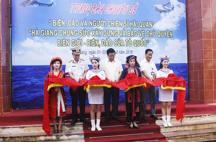 Triển lãm "Biển, đảo và người chiến sĩ Hải quân" tại Hà Giang