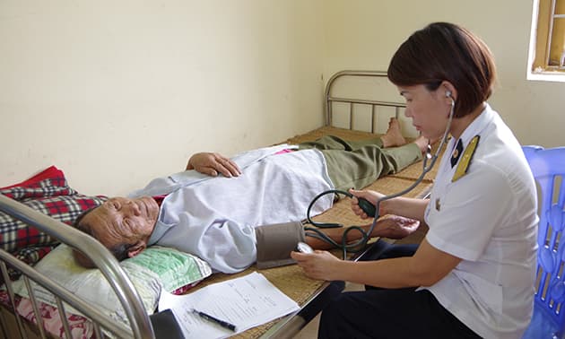 Lữ đoàn 147 Hải quân khám, cấp thuốc miễn phí tại thị xã Quảng Yên