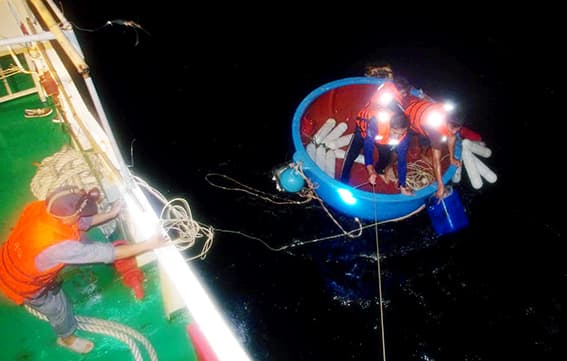 Ảnh hưởng của áp thấp nhiệt đới, liên tục có tàu và ngư dân gặp nạn ở vùng biển Trường Sa