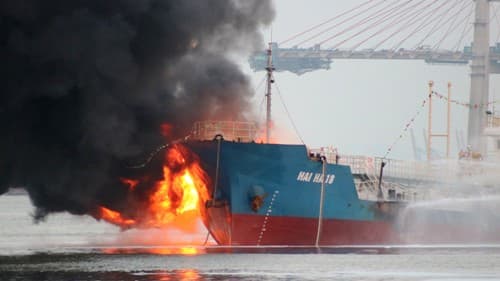 Bộ Tư lệnh Hải quân triển khai lực lượng chữa cháy và ứng phó sự cố tràn dầu từ Tàu Hải Hà 18