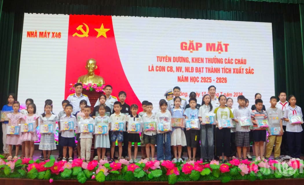 Nhà máy X46 khen thưởng con cán bộ, nhân viên đạt thành tích tốt trong học tập