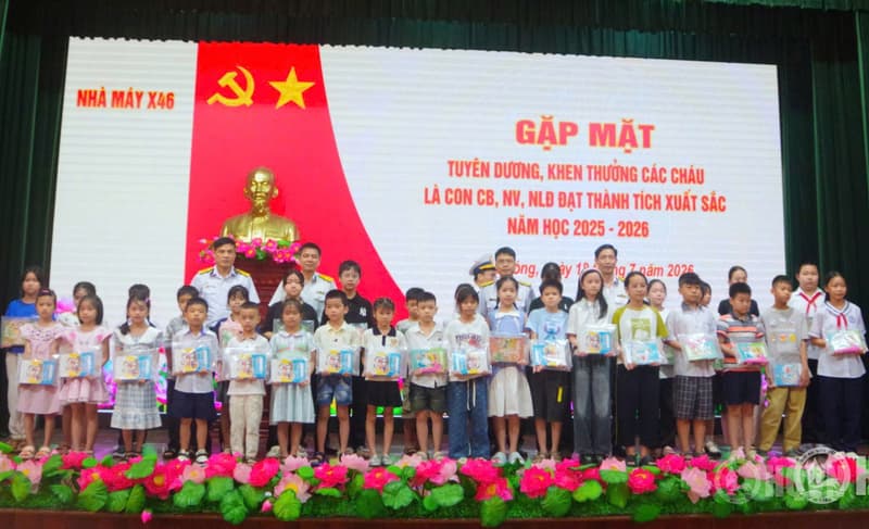 Nhà máy X46 khen thưởng con cán bộ, nhân viên đạt thành tích tốt trong học tập