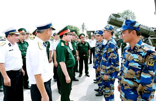Bộ trưởng Bộ Quốc phòng thăm, kiểm tra Lữ đoàn 679, Vùng 1 Hải quân