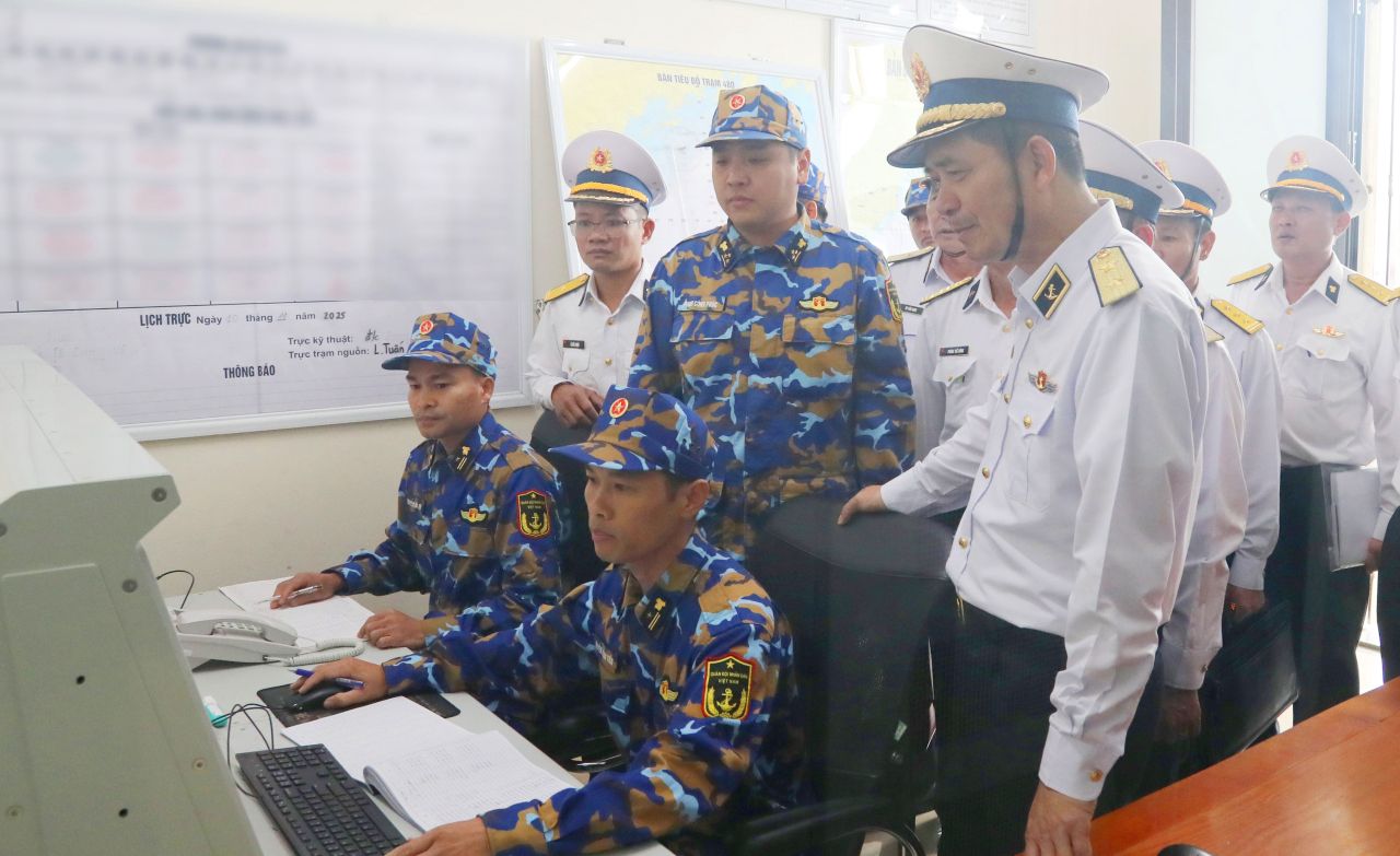 Chính ủy Hải quân thăm các lực lượng trên đảo Trần và Lữ đoàn 169
