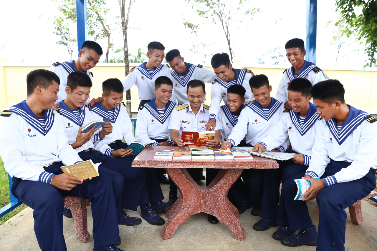 TÌM HIỂU PHÁP LUẬT Ở TIỂU ĐOÀN 563, VÙNG 5 HẢI QUÂN