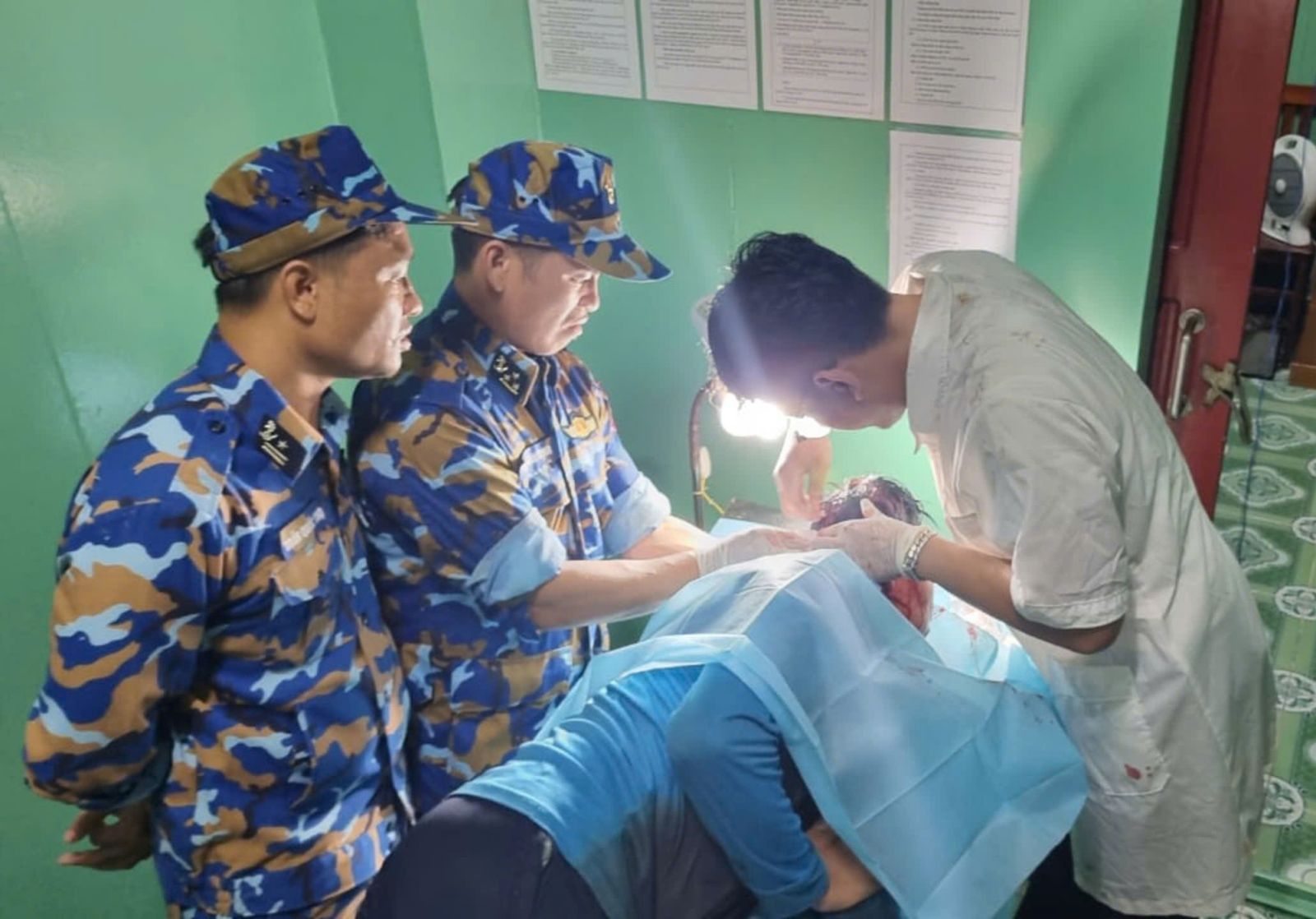 Nhà giàn DK1 - điểm tựa vững chắc cho ngư dân vươn khơi bám biển (trong ảnh, quân y nhà giàn đang cứu chữa cho ngư dân gặp nạn trên biển)