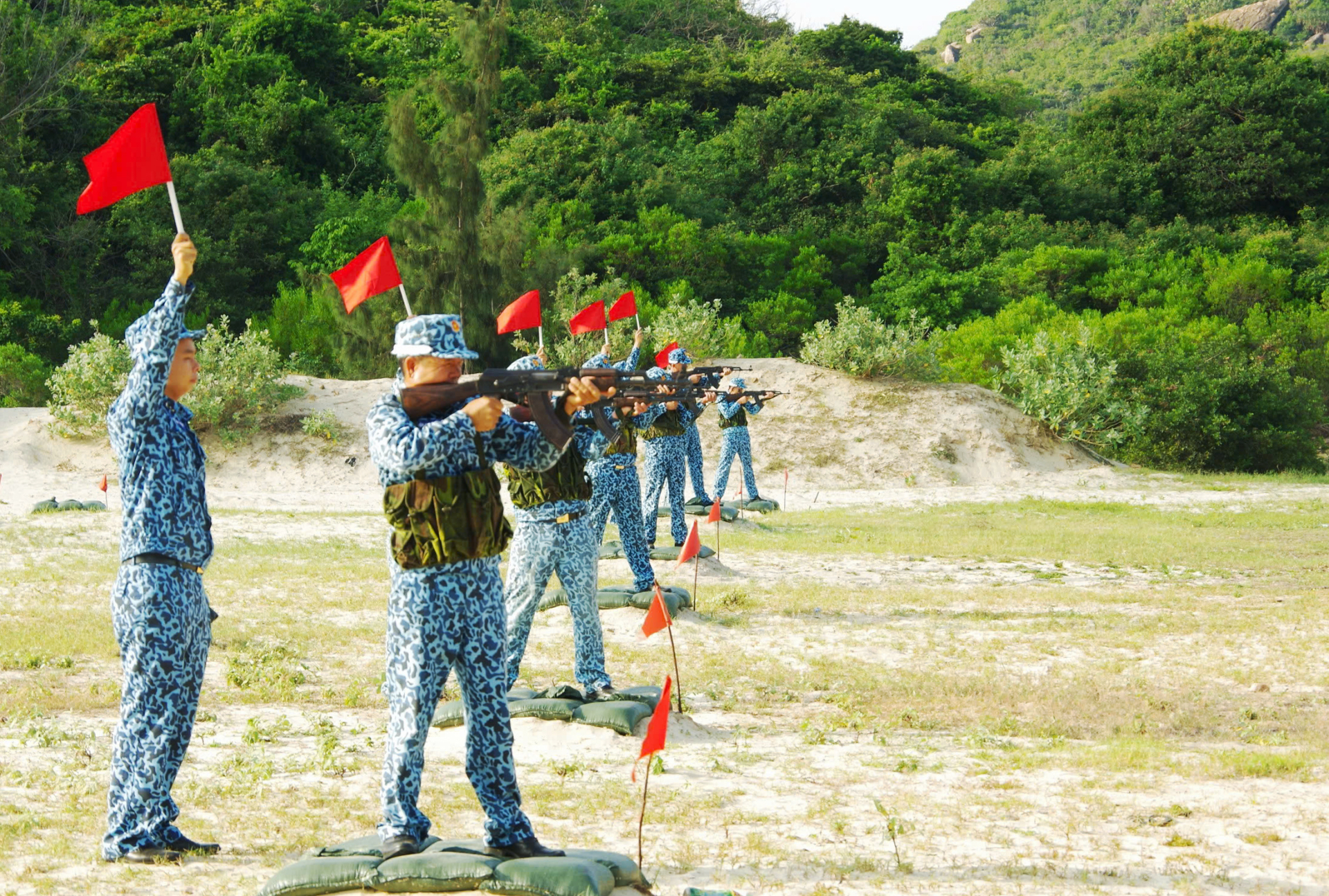 Kiểm tra quân nhân bắn súng
