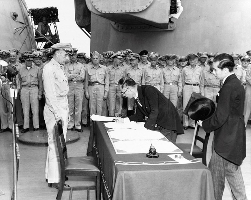 Ngày 2/9/1945, trên chiến hạm USS Missouri của Hải quân Hoa Kỳ, Ngoại trưởng Nhật Bản Mamoru Shigemitsu đã ký văn kiện chấp nhận đầu hàng, chính thức kết thúc Chiến tranh thế giới lần thứ hai. Ảnh: Tư liệu
