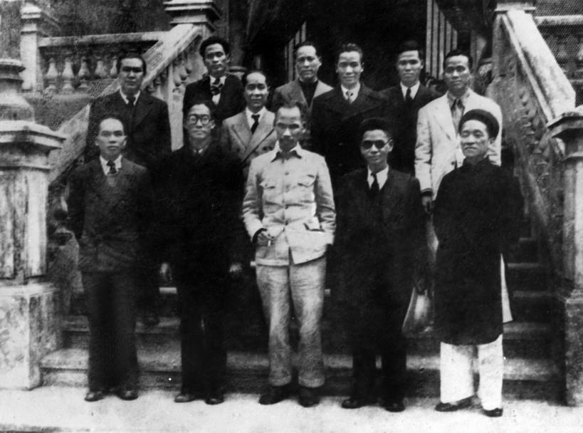 Chủ tịch Hồ Chí Minh và các thành viên Hội đồng Chính phủ lâm thời nước Việt Nam Dân chủ Cộng hoà ra mắt sau phiên họp đầu tiên, sáng 3/9/1945. Ảnh: Tư liệu
