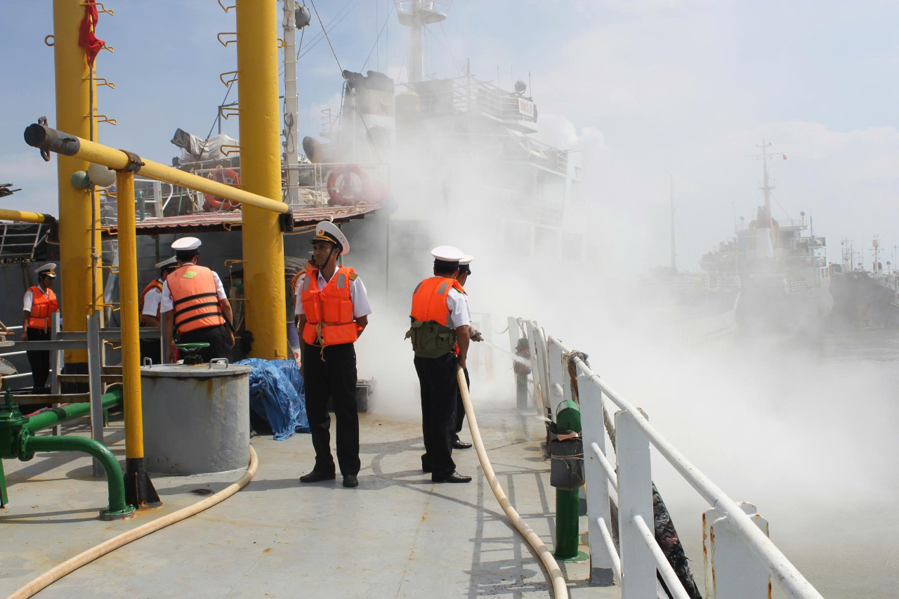 Huấn luyện phương án PCCN trên tàu