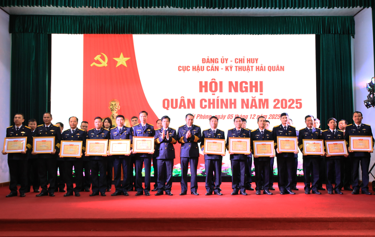 Thủ trưởng Cục Hậu cần - Kỹ thuật trao thưởng các tập thể, cá nhân đạt danh hiệu Đơn vị quyết thắng, Đơn vị tiên tiến, Chiến sĩ thi đua cơ sở