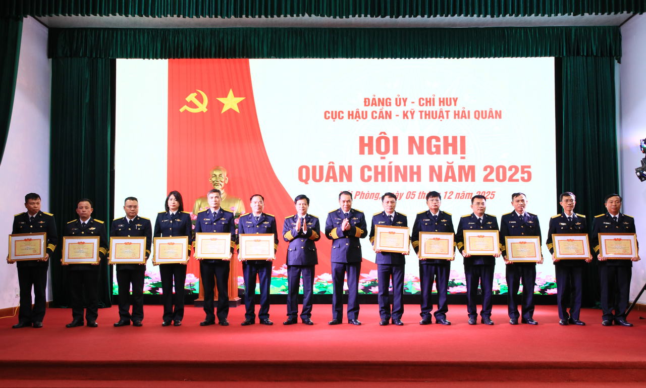 Thủ trưởng Cục Hậu cần - Kỹ thuật trao thưởng các tập thể, cá nhân đạt danh hiệu Đơn vị quyết thắng, Đơn vị tiên tiến, Chiến sĩ thi đua cơ sở