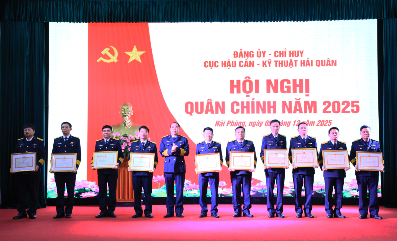 Đại tá Lê Hồng Quang trao Bằng khen của Bộ Quốc phòng và Tổng cục Chính trị tặng các cá nhân đạt thành tích xuất sắc trong các nhiệm vụ