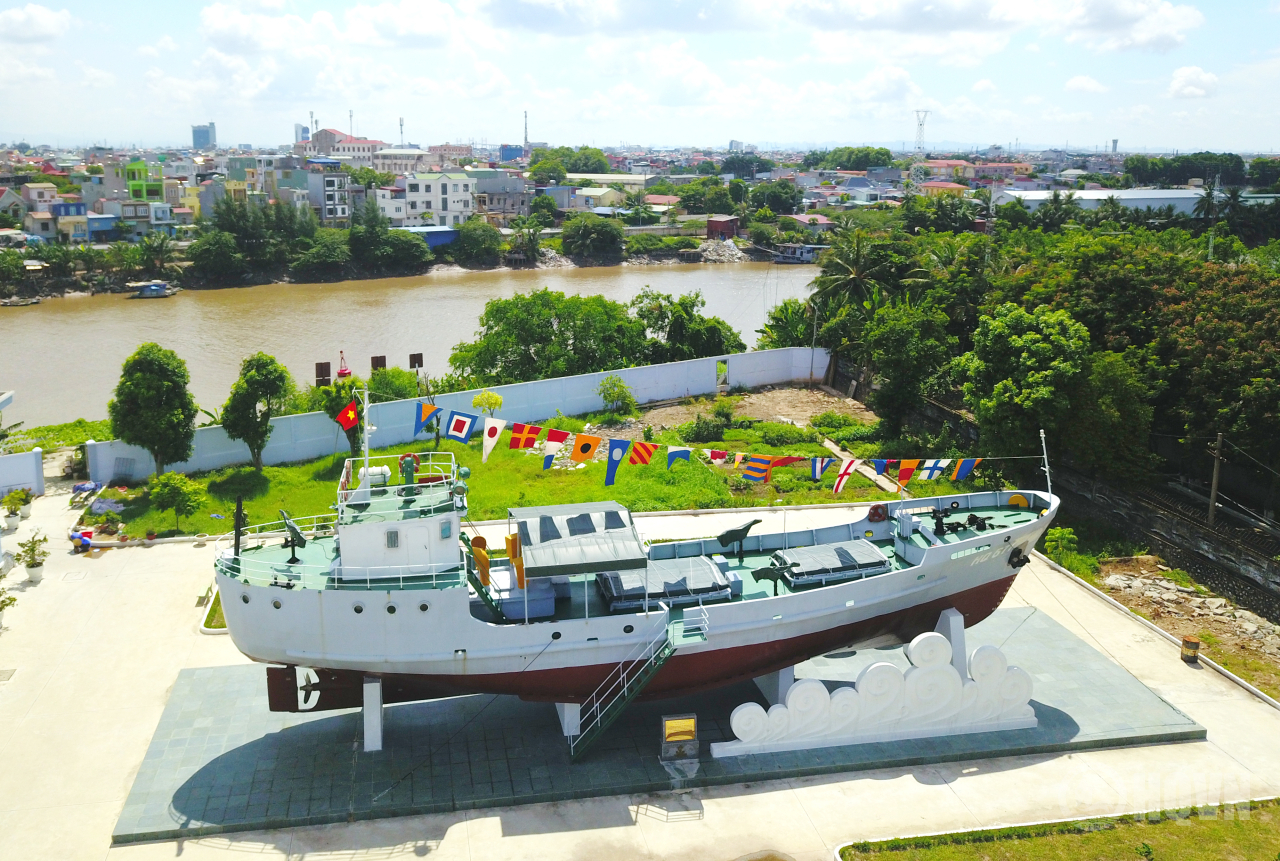 Ngày 29/11/1964, Tàu 41 (sau này Tàu HQ 671, Thủ tướng Chính phủ quyết định công nhận là Bảo vật Quốc gia, đợt 6, năm 2017, tàu được trưng bày tại Bảo tàng Hải quân) do Thuyền trưởng Hồ Đắc Thạnh và Chính trị viên Trần Hoàng Chiếu chỉ huy, chở 45 tấn vũ khí vào bến Vũng Rô an toàn. Sau đó, tàu tiếp tục chở 102 tấn vũ khí vào Vũng Rô (25/12/1964 và đêm 1/2/1965). Ảnh: Quang Thanh