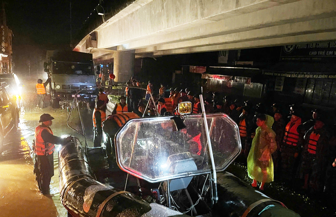 VIDEO: Các đơn vị Hải quân xuyên đêm mưa lũ giúp dân