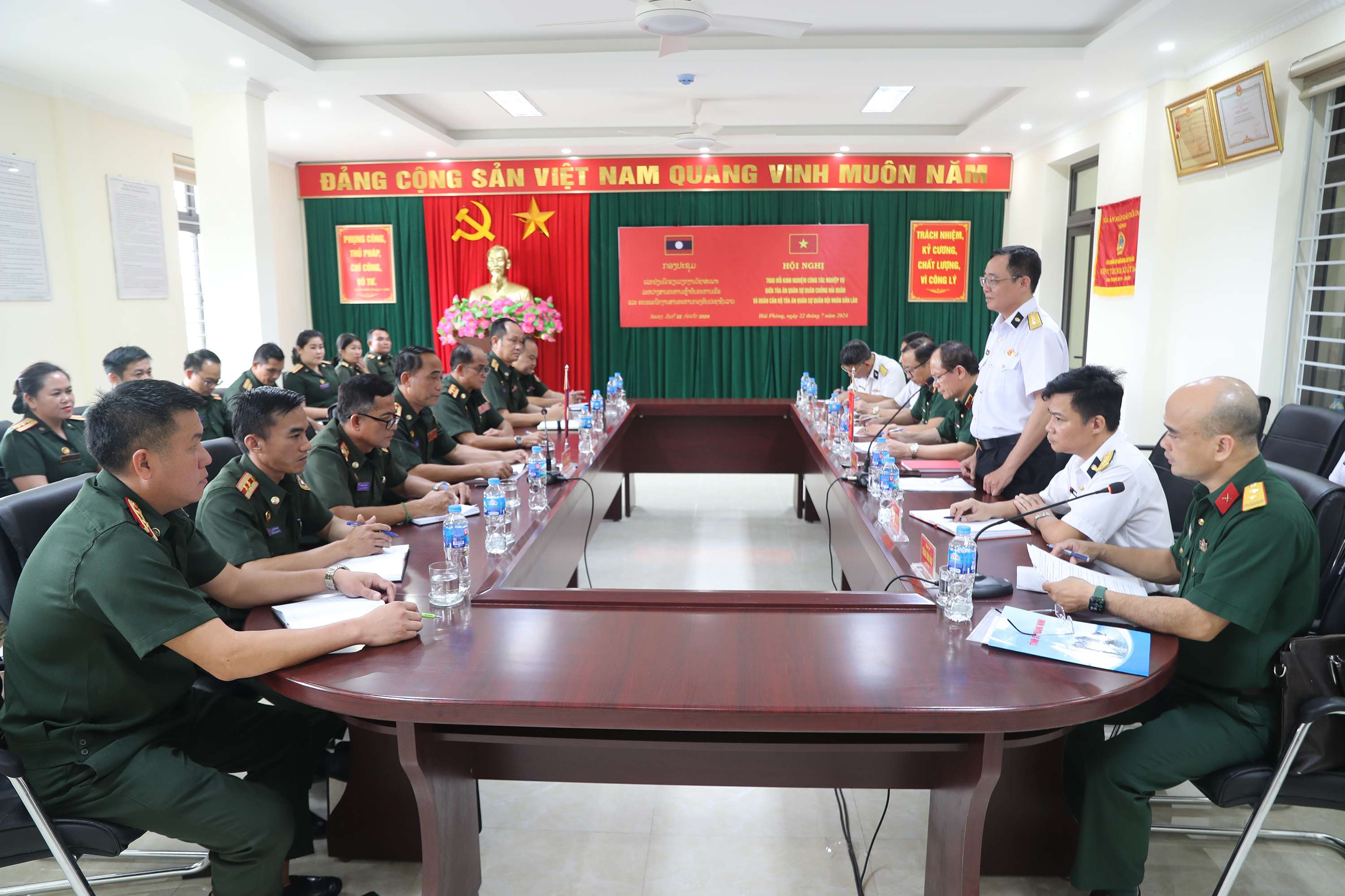 Tòa án Quân sự Quân chủng Hải quân trao đổi nghiệp vụ với Tòa án Quân sự Quân đội nhân dân Lào