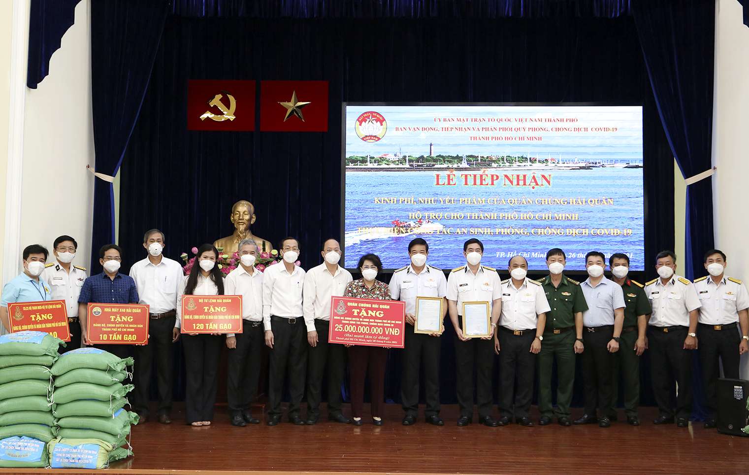 Quân chủng Hải quân hỗ trợ TP. Hồ Chí Minh 135 tấn gạo và 25 tỷ đồng chống dịch Covid-19