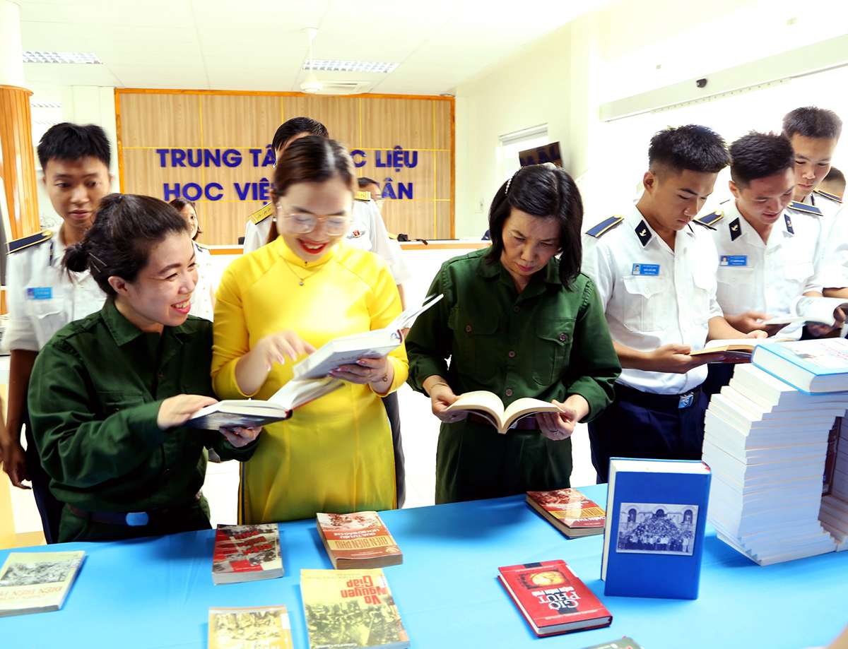 Học viện Hải quân phối hợp tổ chức trưng bày sách