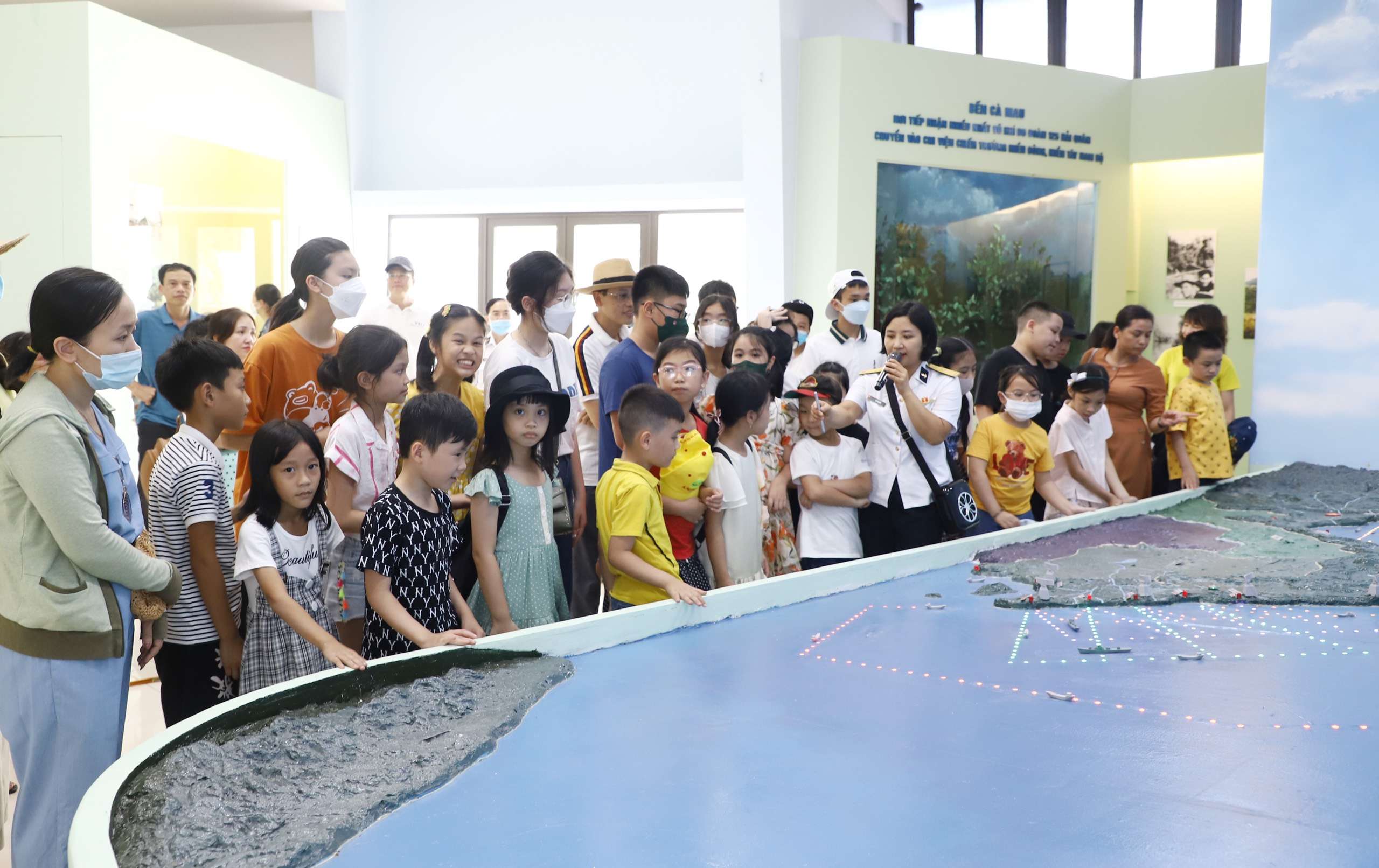 Cục Chính trị tổ chức cho các cháu học sinh giỏi tham quan Bảo tàng Hải quân