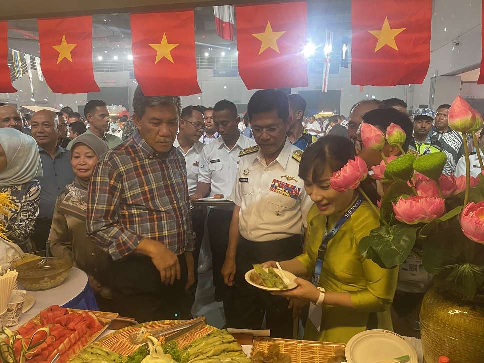 Hải quân Việt Nam giao lưu văn hóa, ẩm thực trong khuôn khổ LIMA 2023