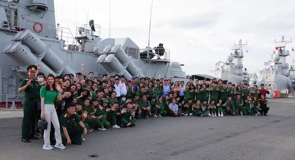 Lữ đoàn 167 thông tin về biển, đảo cho hơn 100 sinh viên Trường Đại học Quốc gia TP. Hồ Chí Minh