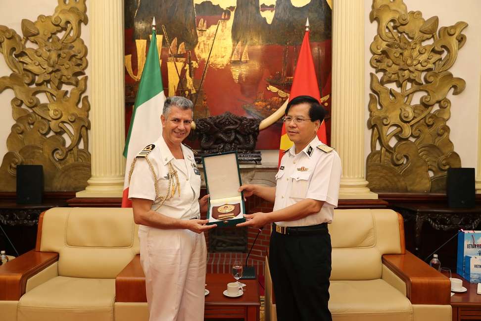 Thủ trưởng Bộ Tư lệnh Hải quân tiếp Tùy viên Quốc phòng I-ta-li-a